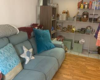 Electric recliner couch in beautiful condition