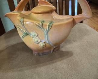 Roseville Pottery Wincraft Tea Pot, introduced in 1948. Here are some additional details about the Roseville Wincraft Tea Pot:
Design: The Wincraft line features modern shapes with a high-gloss glaze.
Colors: The most common colors are tan, blue, and green.
Markings: Pieces are marked with a raised Roseville script mark, shape number, and size.
Shapes: The Wincraft line includes 51 shapes, including vases, baskets, cornucopias, wall pockets, and tea sets.
Condition: Mint condition.
$275