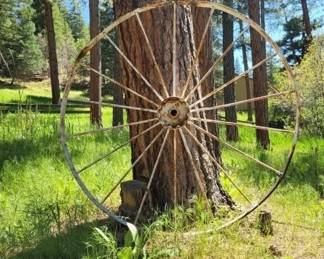 White Metal Wagon Wheel with Ground Stake