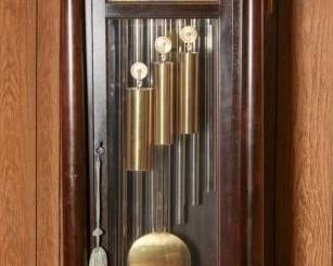 Colonial Mfg Co American Mahogany Clock