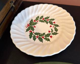 SCIO Japan Holly Berry White Christmas Dinner Plate