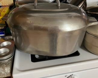 VINTAGE MAGNALITE COVERED ROAST WITH RACK