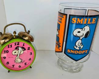 Vintage Peanuts Oversized Glass and Snoopy Alarm Clock JEN8004 $44.99