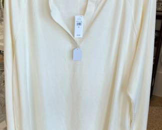 GAP Ivory Super Soft XL Vneck Unisex Sweater with Tags AAA2590 $30.00 9017 Airline HWY New Orleans LA 70118 By Appointment 10-4 M-S
