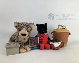 Cat-Themed Decorative Teapot & Collectibles