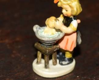 Goebel 1988 miniature 252P doll bath