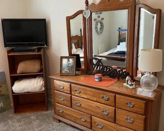 Antique 4 Poster Pineapple Finial Bedroom Set (Bed, 7 Drawer Chest, Triple Mirror Dresser all in Beautiful Condition)