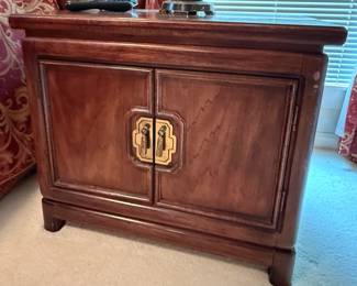 Thomasville Nightstand (1 of 2)