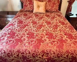 Queen size Thomasville 4-Post bed (mattress NFS)