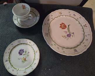 Large porcelain dinner service for approx. 48 by Heinrich with beautiful floral detailing.