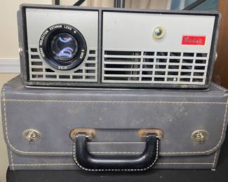 Kodak slide projector with case