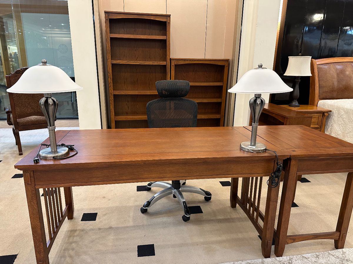 6 pieces to this amazing office desk set!