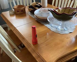 Kitchen table with six chsursc