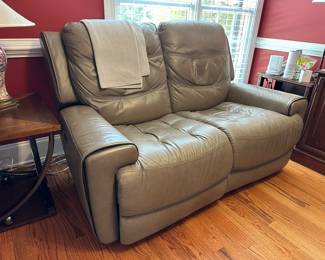 Power recliner loveseat