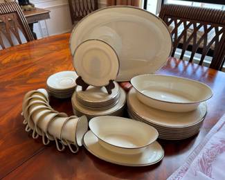 Lenox China 'Moon Spun' 5 piece service for 8