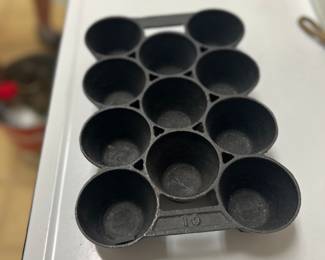 Cast iron muffin pan