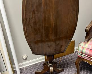 Duncan Phyfe tilt top table