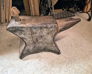 115 lb primitive anvil with mousehole and cutter