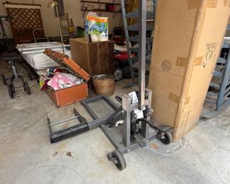 * #81 Pittsburgh 300 lb high lift/riding mower/atv lift $75.00