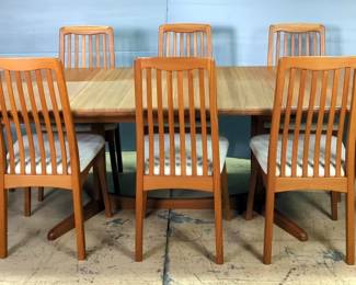 Dining Table with Eight Benny Linden Designed Chairs