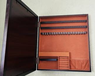 Inside jewelry wall holder