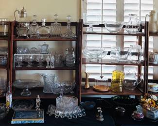 Miscellaneous kitchen, serving items overview