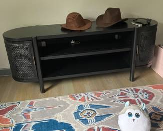 Black credenza. Rugables