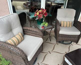 3 piece patio set in excellent condition!