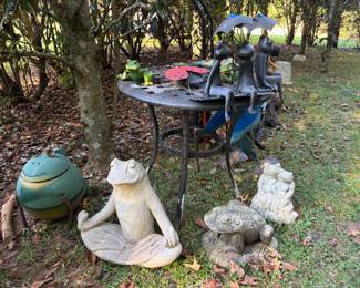 Outdoor decor, frogs