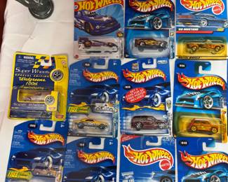 LARGE COLLECTION OF HOTWHEELS IN PACKAGE, SOME RARES.