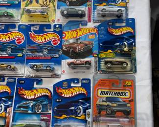 LARGE COLLECTION OF HOTWHEELS IN PACKAGE, SOME RARES.