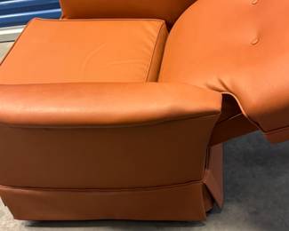 VINTAGE TUFTED 5 BUTTON RECLINING CLUB CHAIR