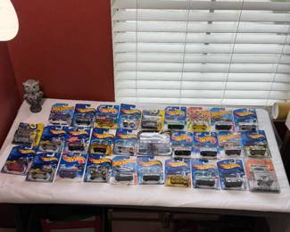 LARGE COLLECTION OF HOTWHEELS IN PACKAGE, SOME RARES.