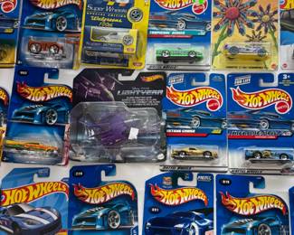 LARGE COLLECTION OF HOTWHEELS IN PACKAGE, SOME RARES.