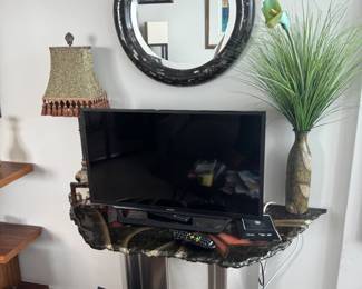 Unique, natural stone edge
Base: Brushed stainless steel