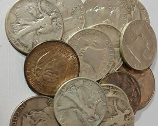 Mix of 1900s silver half dollars.