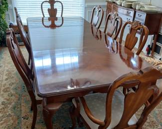 9 piece queen anne dining table that seats up to 10