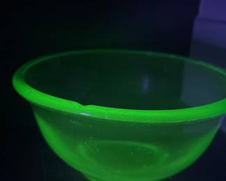 47 GreenUraniumGlassMixingBowl