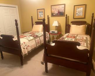 Pair of exquisite single beds, with mattress/foundation