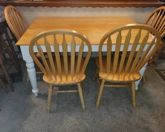 Kitchen table & 4 chairs - has 2 drawers