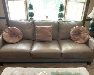 Great couch that matches the loveseat