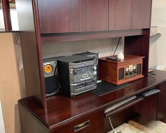 Large desk, Stereo, and record player