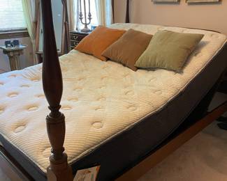Adjustable queen platform