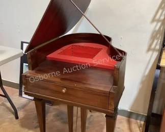 Small piano display / bar