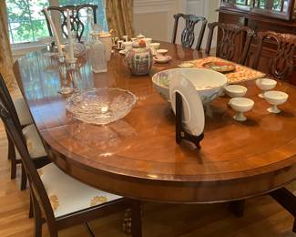 Ethan Allen elegant classic dinning room table and 8 chairs