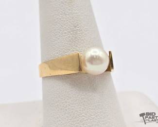 604 10k Gold and Pearl Ring, 3.3g
