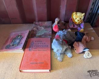 6058 4 Beanie Babies and 3 Books