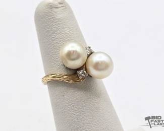 540 14k Gold Diamond and Pearl Ring, 4.3g