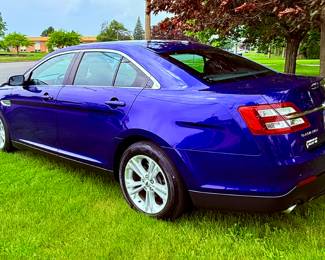 2014 Ford Taurus 17,500 miles. LOW MILES!