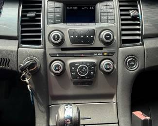 2014 Ford Taurus 17,500 miles. LOW MILES!